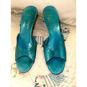 VINTAGE MADE IN ITALY FOR NEIMAN MARCUS TURQUOISE PERFORATED LEATHER HEELS 9S